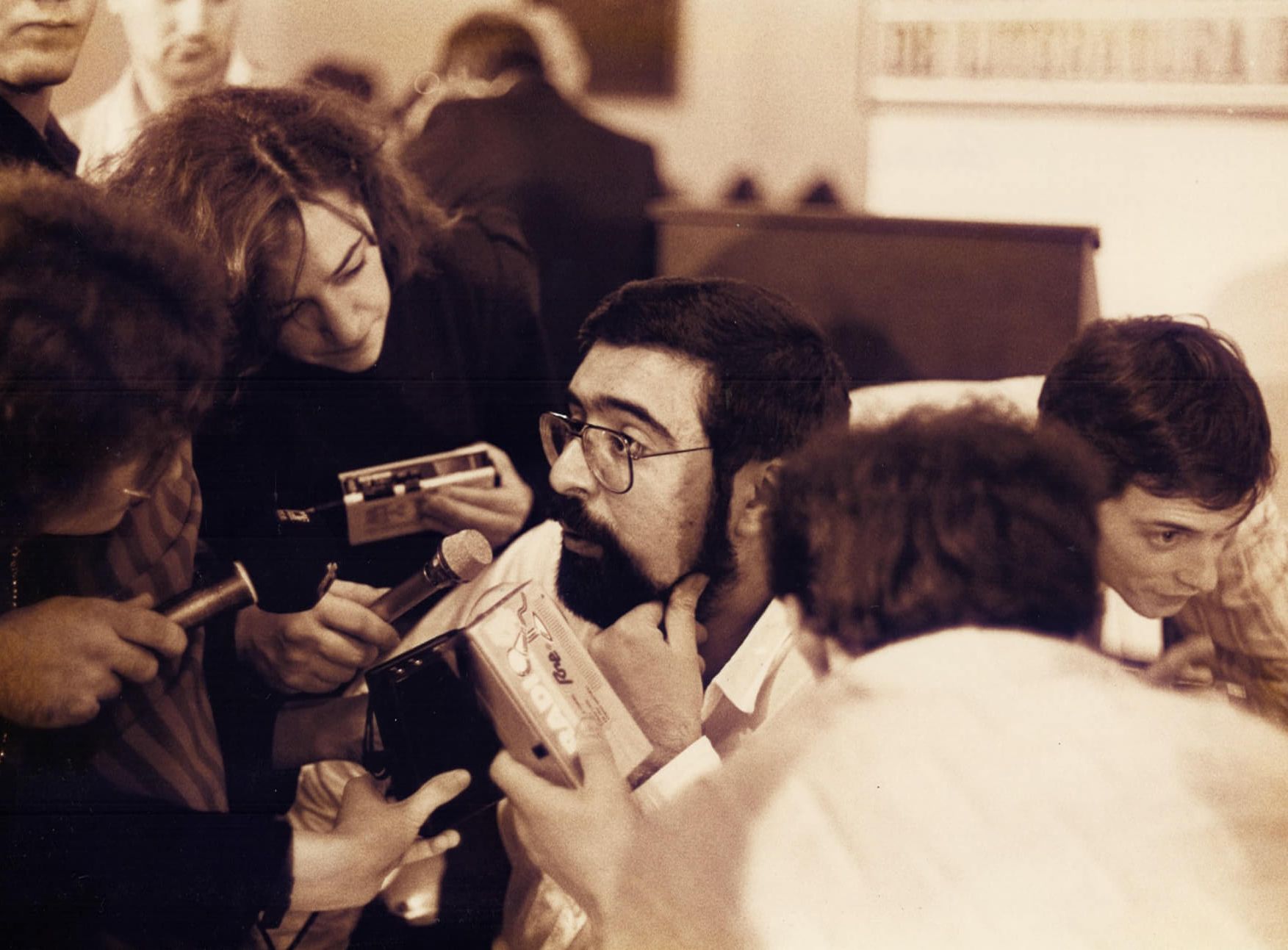 Xosé Ramón Pena atende aos medios tras acadar o Premio Xerais de Novela de 1987